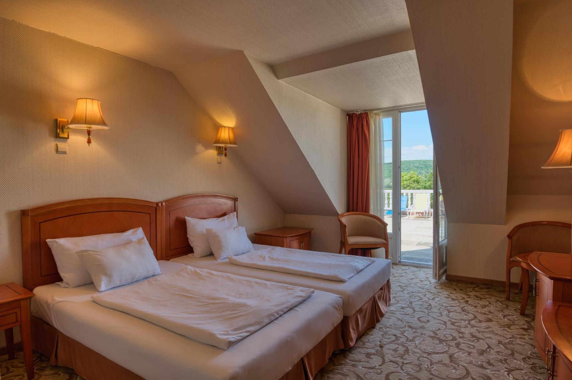 Hotel Bellevue Esztergom Esterno foto