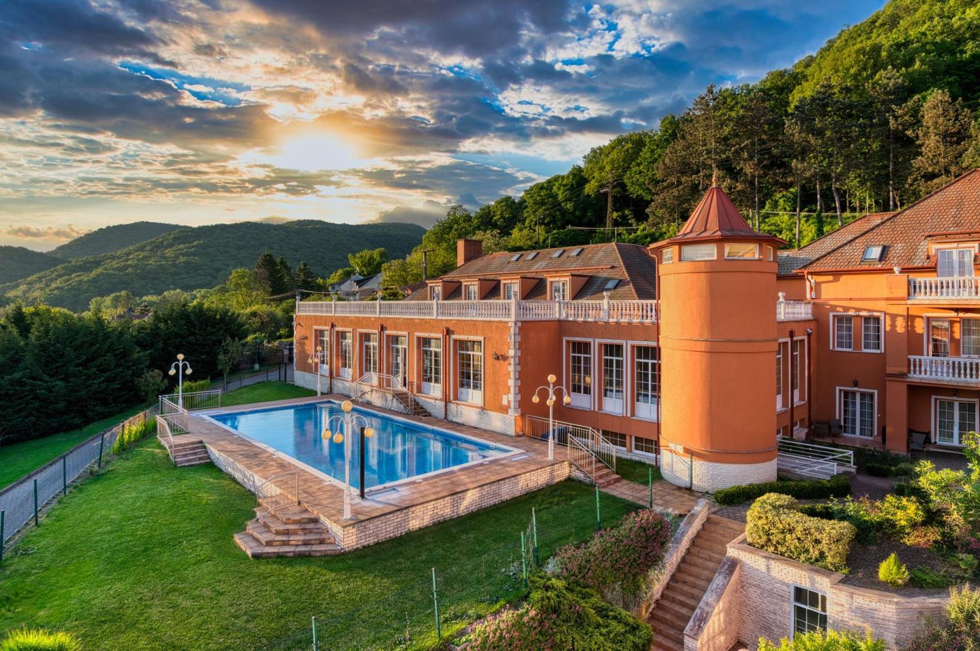 Hotel Bellevue Esztergom Esterno foto