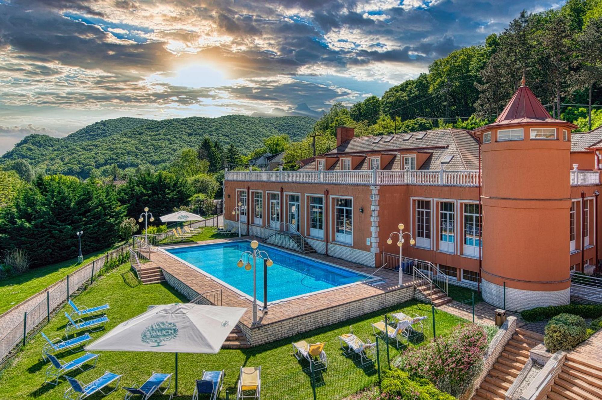 Hotel Bellevue Esztergom Esterno foto