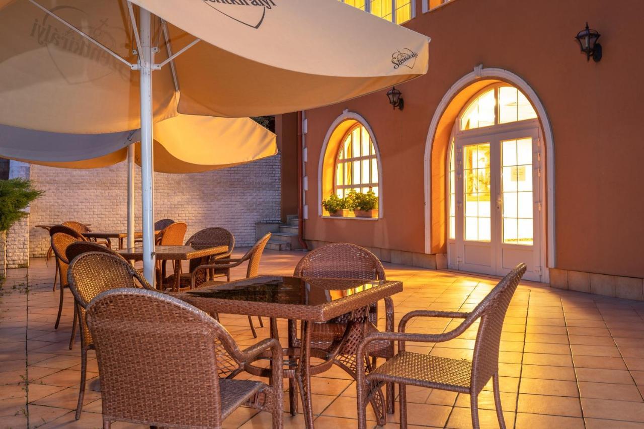 Hotel Bellevue Esztergom Esterno foto